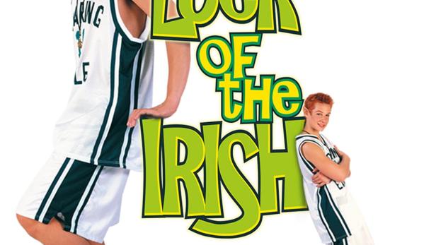 Das Filmplakat für „The Luck of the Irish“ zeigt einen Jungen in einem Basketballtrikot.
