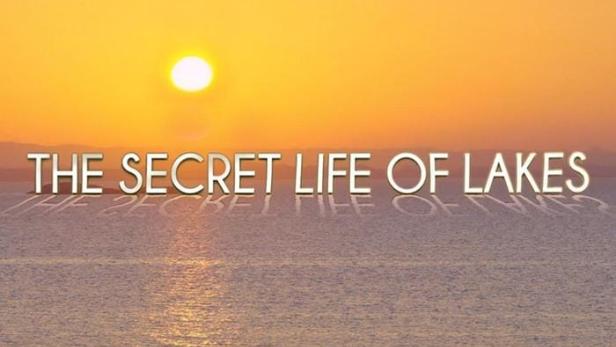 Sonnenuntergang über einem See mit dem Titel „The Secret Life of Lakes“ im Vordergrund.