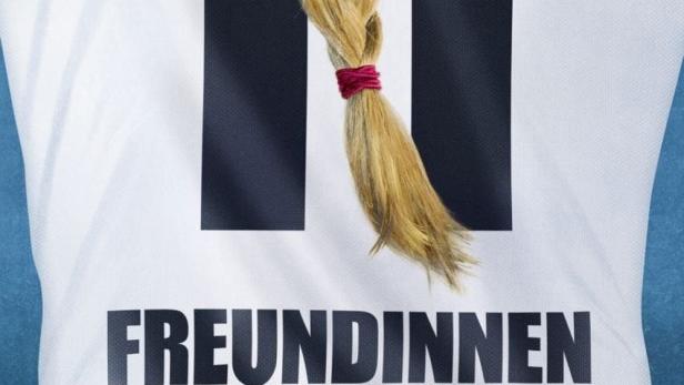 Das Filmplakat für „Freundinnen – Sie wollen nicht nur spielen“ zeigt ein Fußballtrikot mit der Nummer 11 und einem Zopf.