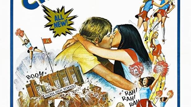 Das Filmplakat für „Revenge of the Cheerleaders“ zeigt ein küssendes Paar vor Cheerleadern und einer Highschool.