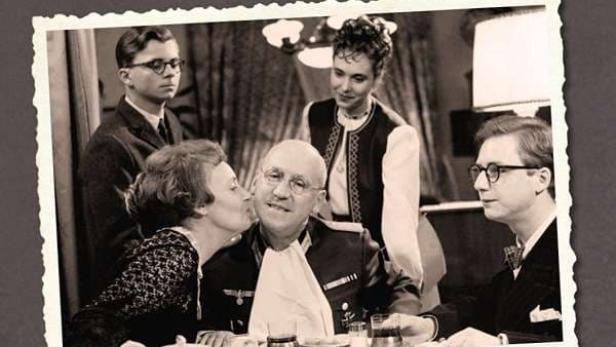 Das Filmplakat für „Tadellöser & Wolff“ zeigt eine Familienszene in Schwarzweiß.