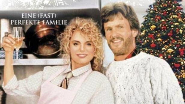 Das Cover des Films „Schuld war nur der Weihnachtsmann“ mit Dyan Cannon und Kris Kristofferson vor einem Weihnachtsbaum.