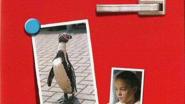 Das Cover des Films „Amundsen der Pinguin“ zeigt einen roten Kühlschrank mit Fotos, darunter eines von einem Pinguin.