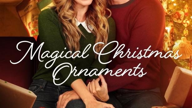 Das Filmplakat für „Magical Christmas Ornaments“ zeigt ein Paar vor einem Weihnachtsbaum und Geschenken.