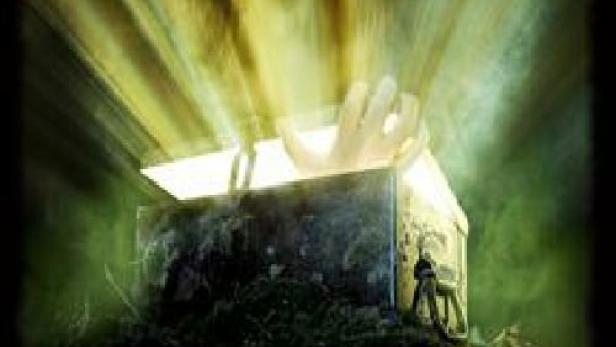 Das Filmplakat für „Ghost Game“ zeigt eine geheimnisvolle, leuchtende Kiste.