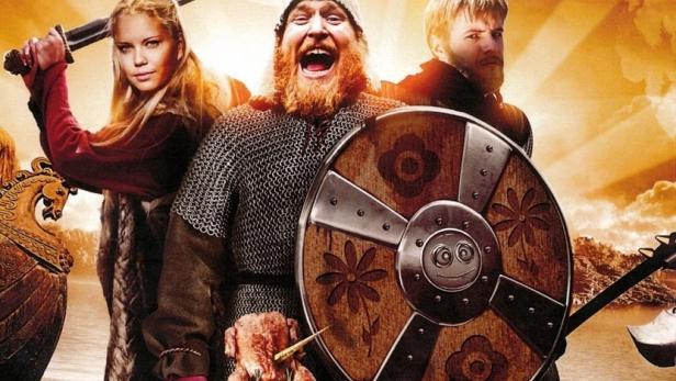 Das Filmplakat für „Die verrückten Wikinger“ zeigt drei Wikinger, von denen einer einen Brathähnchen auf einem Spieß hält.