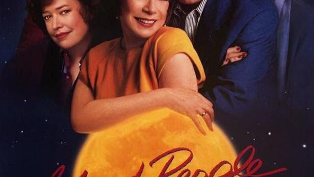 Das Filmplakat für „Used People“ zeigt Shirley MacLaine und andere Schauspieler vor einem Vollmond und einer Skyline.