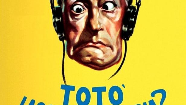 Das Filmplakat für „Totò lascia o raddoppia?“ zeigt Totò mit Kopfhörern und einem überraschten Gesichtsausdruck.