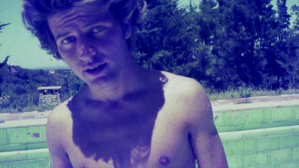 Ein junger Mann steht vor einem Pool; Filmposter für „Silence is a Falling Body“.