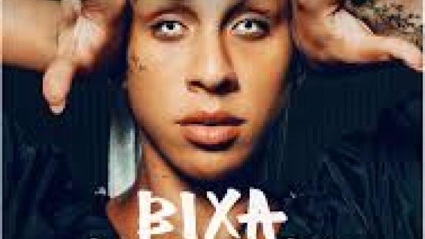 Ein Filmposter für „Bixa Travesty“ mit einer nicht-binären Person, die ihre Hände an ihren Kopf hält.