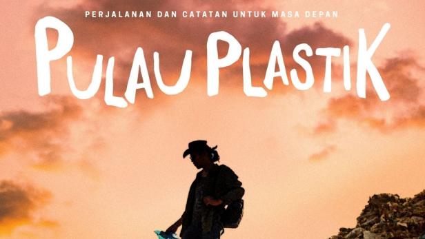 Ein Mann steht auf einem Müllberg auf dem Filmplakat zu „Pulau Plastik“.
