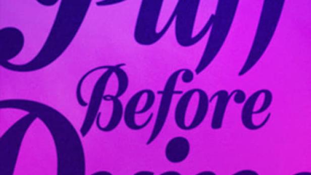 Das Cover des Buches „A Puff Before Dying“ vor einem lila Hintergrund.