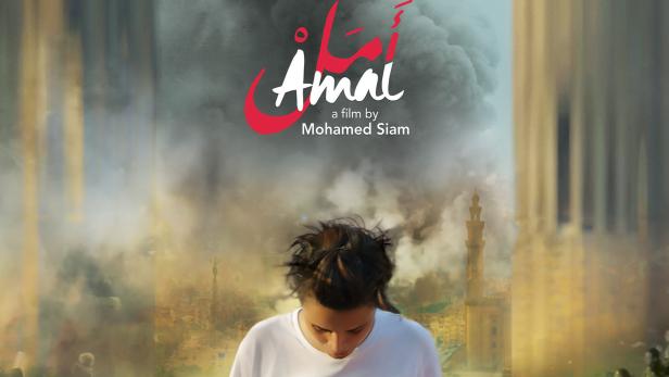 Das Filmplakat für „Amal“ zeigt eine junge Frau im Superman-T-Shirt vor einer Stadtkulisse.