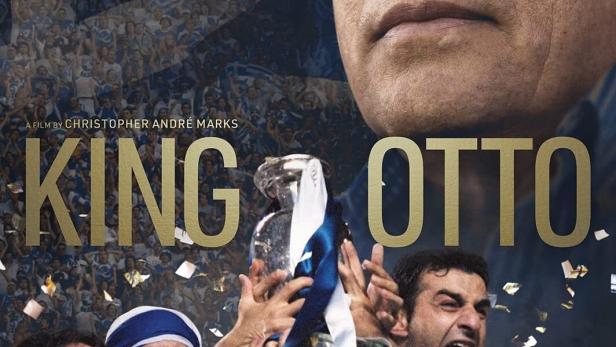 Das Filmplakat für „King Otto“ zeigt Otto Rehhagel und griechische Fußballspieler mit dem Europapokal.