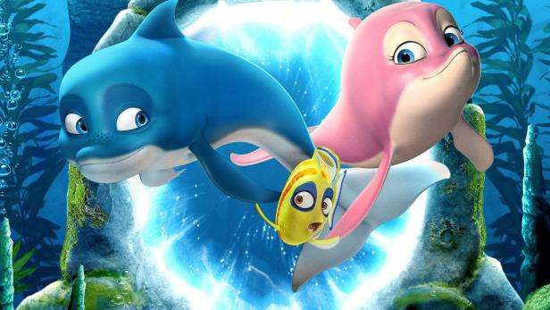 Ein animiertes Filmposter mit zwei Delfinen und einem gelben Fisch vor einem Unterwasserportal.