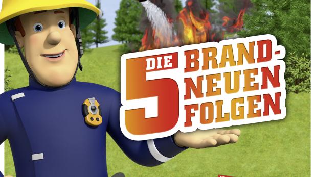 Das Filmplakat zu „Feuerwehrmann Sam: 5 brandneue Folgen“ zeigt Sam vor einem Waldbrand, der mit einem Hubschrauber gelöscht wird.