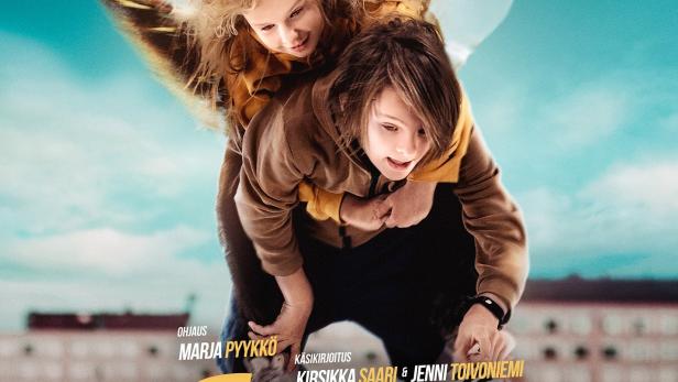 Das Filmplakat für „Sihja – Kapinaa ilmassa“ zeigt zwei Kinder, eines mit Flügeln, huckepack auf dem Rücken des anderen.