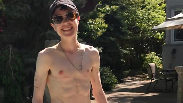 #transjoy: Elliot Page zeigt sich in Badehose