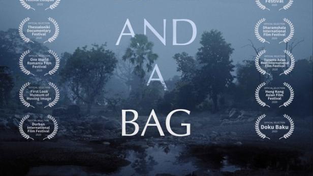 Das Filmplakat für „A Rifle and a Bag“ zeigt eine neblige Landschaft und Festivalauszeichnungen.