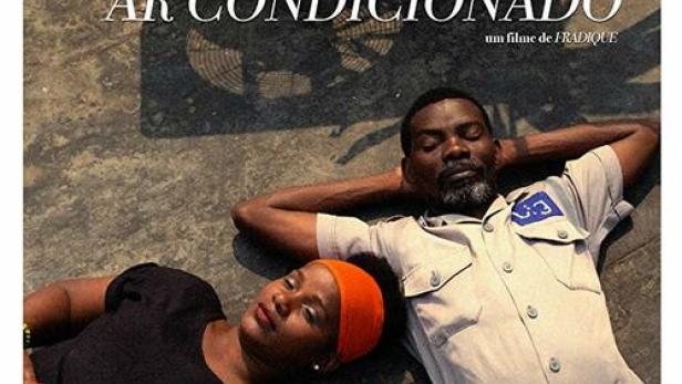 Das Filmplakat für „Ar Condicionado“ zeigt zwei Menschen, die unter einer Klimaanlage liegen.