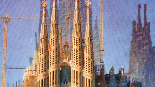 Das Filmplakat für „Sagrada: El misteri de la creació“ zeigt die Sagrada Familia mit Baukränen.