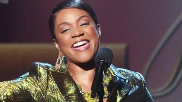 Tiffany Haddish vor einem Mikrofon