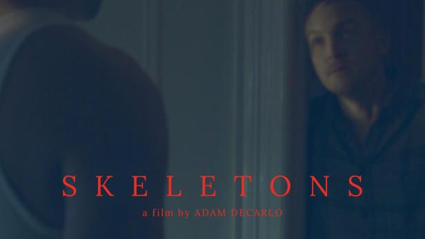 Filmplakat für „Skeletons“ mit Tommy Beardmore und Robin Lord Taylor.