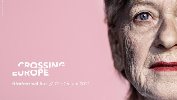 Porträt einer älteren Frau mit roten Lippen auf einem Plakat für Crossing Europe, Filmfestival Linz.