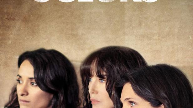 Das Filmplakat von „Soeurs“ zeigt drei Frauen, die nebeneinanderstehen und in die Ferne blicken.