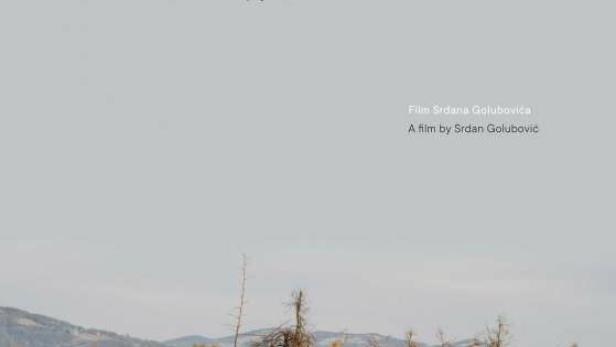 Das Filmplakat für „Otac“ (Father) zeigt einen Mann in einem Feld vor einer Hügellandschaft.