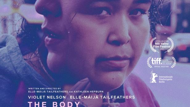 Das Filmplakat für „The Body Remembers When the World Broke Open“ zeigt zwei Frauenporträts in Violett- und Blautönen.