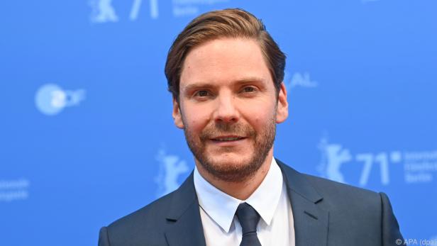 Brühl feiert Premiere mit "Nebenan"