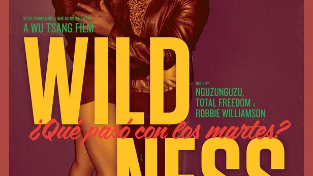 Das Filmplakat für „Wildness“ von Wu Tsang zeigt zwei Personen vor einem gelben Schriftzug.