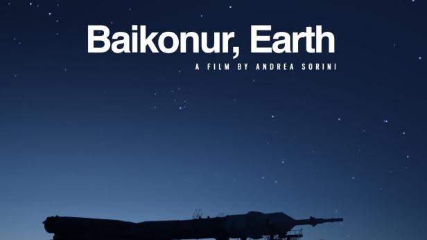 Das Filmplakat für „Baikonur, Earth“ zeigt im unteren Bereich eine Raketenstartrampe im Schatten vor einem sternenklaren Himmel.
