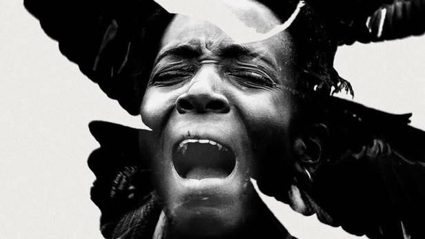 Das Filmplakat für „Kindred“ zeigt eine schreiende Person, umgeben von schwarzen Vögeln.