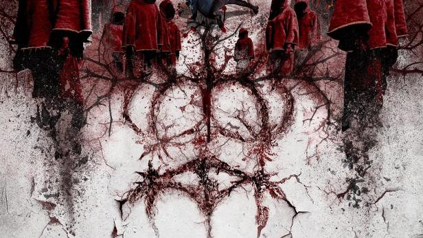 Das Filmplakat für „The Cursed: Dead Man’s Prey“ zeigt Personen in roten Kutten und eine unheimliche Atmosphäre.