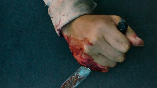 Das Filmplakat zu „Bruno Reidal“ zeigt eine blutverschmierte Hand, die ein Messer hält.