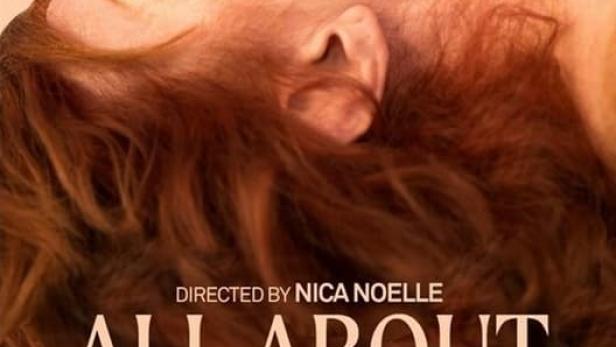 Ein Mann leckt den Hals einer Frau auf dem Filmplakat zu „All About Hope“.