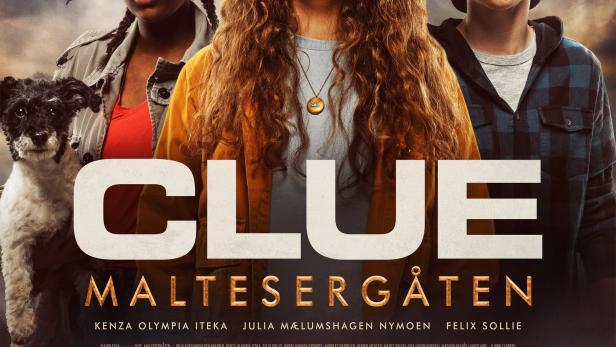Das Filmplakat für „Clue: Maltesergåten“ zeigt drei Jugendliche und einen Hund vor einer Küstenlandschaft.