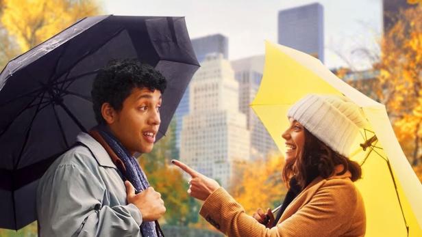 Das Filmplakat für „Dating & New York“ zeigt zwei Personen mit Regenschirmen im Central Park.
