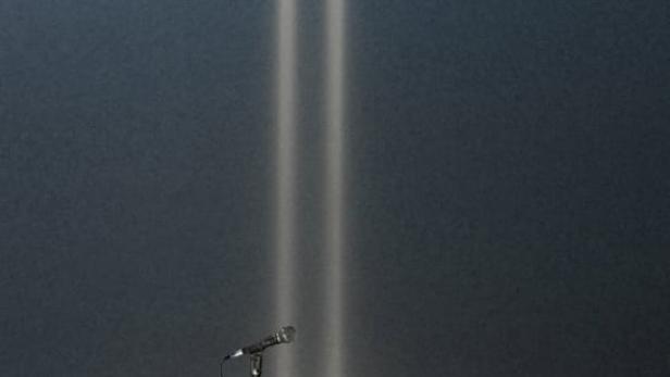 Das Filmplakat für „Too Soon: The Comedy of 9/11“ zeigt ein Mikrofon und einen Hocker vor einer Skyline.