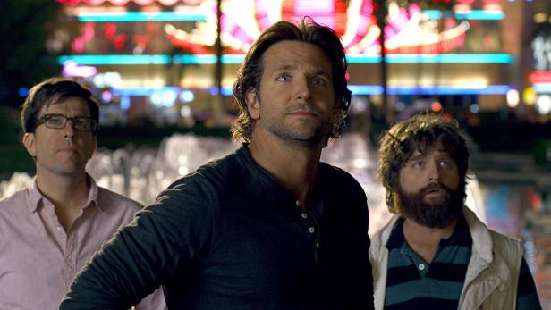 Bradley Cooper, Ed Helms und Zach Galifianakis vor einem Springbrunnen in Las Vegas.