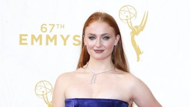 Stylisch statt elegant: Sophie Turner aus &quot;Game of Thrones&quot; in dunkelblauen Bustier mit High Waist-Hose.