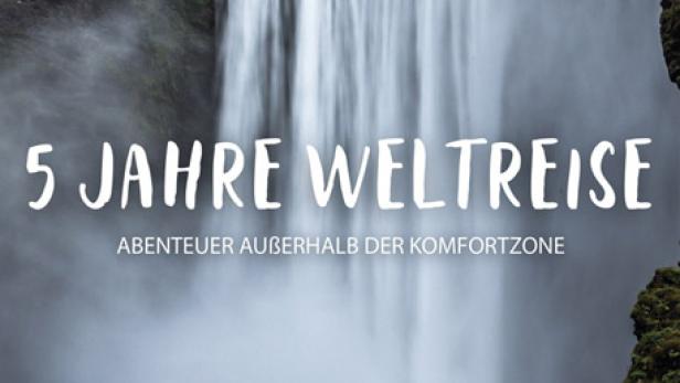 Eine Person in gelber Jacke steht vor einem Wasserfall, Plakat für „5 Jahre Weltreise“.