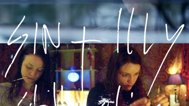 Das Filmplakat für „Sin & Illy Still Alive“ zeigt zwei junge Frauen und den Filmtitel.