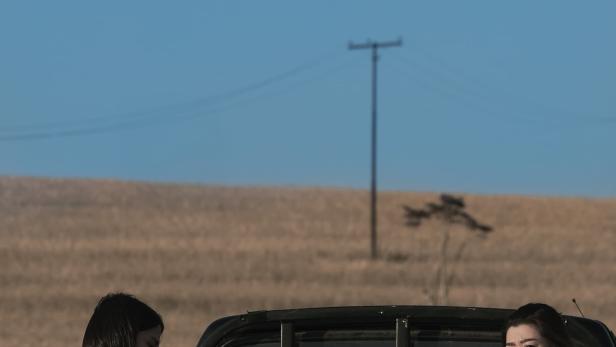 Das Filmplakat für „What Happened to the Wolf?“ mit zwei Frauen auf der Ladefläche eines Pickups.