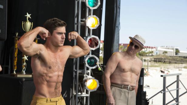 Zac Efron und Robert De Niro am Set von „Dirty Grandpa“ am Strand.