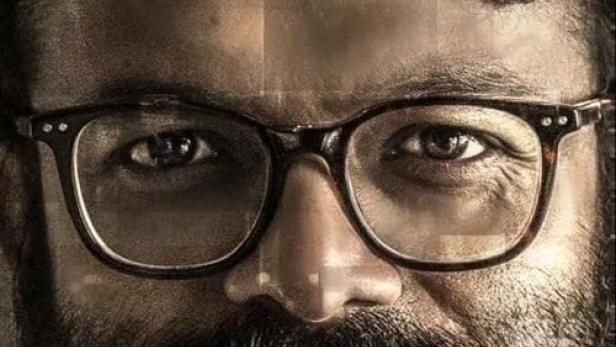 Ein Porträt des Schauspielers Jayasurya mit Brille, beworben für den Film „Sunny“.