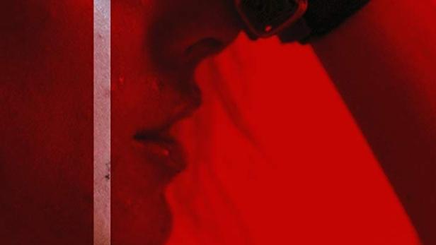 Das Filmplakat für „Borderline“ zeigt Anna Alfieri in einem roten Farbton.