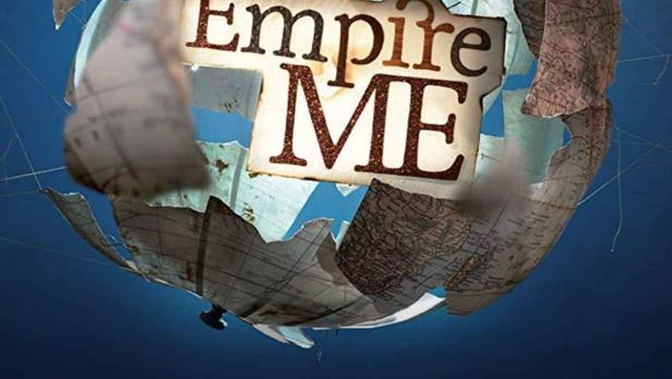Ein Globus, der in Stücke gerissen wurde, zeigt den Titel „Empire Me – Der Staat bin ich“.